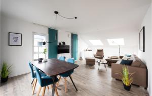 un soggiorno con tavolo e divano di Amazing Apartment In Rechlin With Kitchen a Rechlin