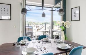 una sala da pranzo con tavolo, sedie e finestra di Amazing Apartment In Rechlin With Kitchen a Rechlin