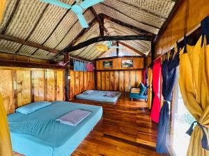 um quarto com duas camas num quarto em Xoi Farmstay - Homefarm in Lam Thuong valley em Lung Co (1)