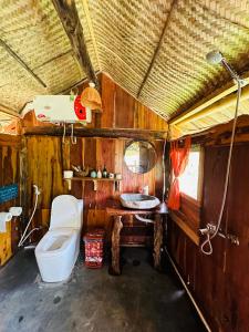 uma casa de banho com um WC e um lavatório num quarto em Xoi Farmstay - Homefarm in Lam Thuong valley em Lung Co (1)