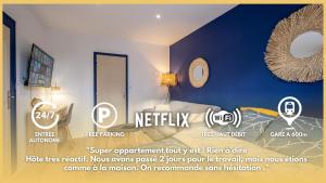 - une publicité pour une chambre d'hôtel avec un lit et un miroir dans l'établissement Esprit cosy - Welc'Home, à Limoges