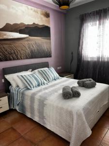 um quarto com uma cama com toalhas em apartamento hans em San Antonio