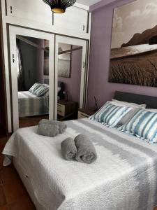 un dormitorio con una cama con dos animales de peluche en apartamento hans en San Antonio