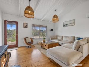 Ruang duduk di Surf Beach Retreat Sinclair