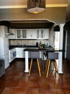 a kitchen with white cabinets and a black counter top at apartamento hans in San Antonio