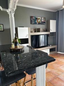 uma cozinha com um balcão preto e uma mesa em apartamento hans em San Antonio