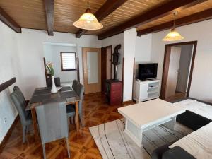 a living room with a table and a dining room at Kuca za odmor Adriatica in Antovo