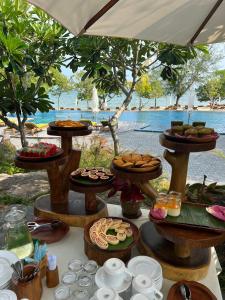 een tafel met borden eten bovenop bij Green Bay Phu Quoc Resort & Spa in Phu Quoc