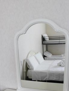Uma ou mais camas em beliche em um quarto em UN BEL POSTO AL MARE
