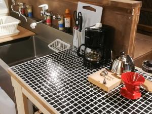 eine Küchentheke mit Kaffeemaschine in der Unterkunft sato no mori KURA - Vacation STAY 20504v in Nagano