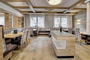Reštaurácia alebo iné gastronomické zariadenie v ubytovaní Hotel-Restaurant Bike&Snow Lederer