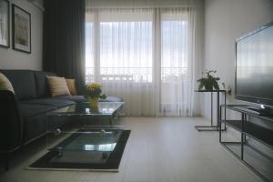 Una sala de estar con un sofá y un televisor. en Golden Sands-Beachfront apartment of your dreams, en Golden Sands