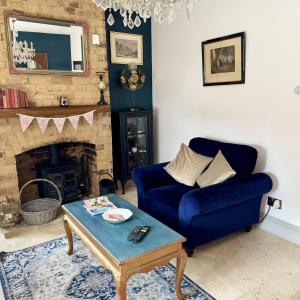 salon z niebieską kanapą i stołem w obiekcie Beautiful 2-Bed Victorian House in Stamford w mieście Stamford