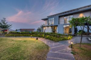 una casa con le luci davanti di Wabi Sabi Resort, Igatpuri a Igatpuri