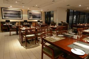 Un restaurante o sitio para comer en Holiday Inn Santiago - Airport Terminal by IHG