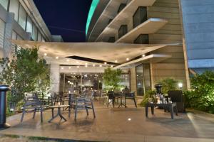 Un restaurante o sitio para comer en Holiday Inn Santiago - Airport Terminal by IHG