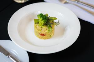 Comida en o cerca de este hotel