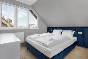 Posteľ alebo postele v izbe v ubytovaní Holiday Houses Alana & Alva with Garden by Noclegi Renters