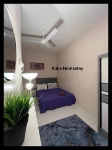 a bedroom with a bed and a ceiling fan at Kpbc Homestay 3bilik in Jitra