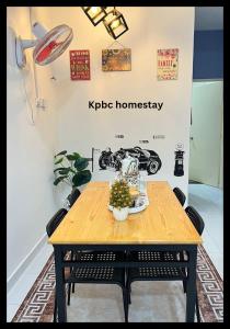 una mesa en una habitación con un signo de homoquímica kip fue en Kpbc Homestay 3bilik, en Jitra
