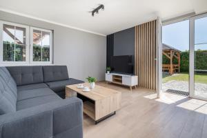 Posedenie v ubytovaní Holiday Houses Alana & Alva with Garden by Noclegi Renters