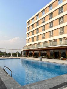 Piscina de la sau aproape de VITS Satyajeet Karad
