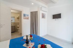 una stanza con un tavolo blu con fiori di SFEA HOME a Pachino