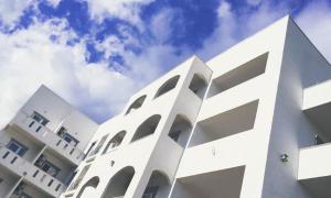 un edificio blanco con un cielo en el fondo en Abi Mykonos, en Mamaia Nord – Năvodari