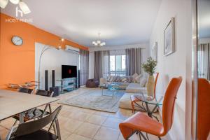 TV a/nebo společenská místnost v ubytování Host Prime Apartment In Rehab City 2