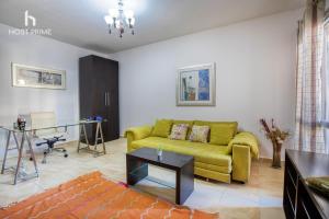 Posezení v ubytování Host Prime Apartment In Rehab City 2