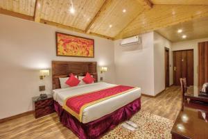 1 dormitorio con 1 cama grande en una habitación en Span Resort and Spa en Manāli
