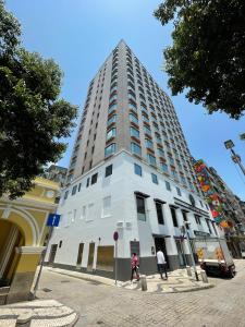 マカオにあるMacau Hotel S - Formerly - Macau Hotel Sun Sunの白い高い建物