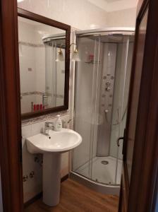 uma casa de banho com um lavatório e um chuveiro em CASA VACANZE CERNIZZA em Duino