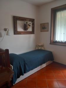 - une chambre avec un lit et un miroir mural dans l'établissement CASA VACANZE CERNIZZA, à Duino