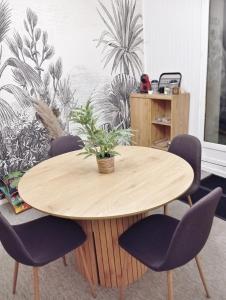 Fotografie z fotogalerie ubytování ROOMS HOME CSM Suite privée avec terrasse et Suite privée 2 chambres jusqu'à 3 chambres et 1 à 8 personnes v destinaci Charly-sur-Marne