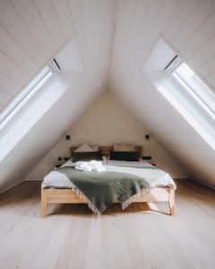 Schlafzimmer mit einem Bett im Dachgeschoss mit Oberlichtern in der Unterkunft Private cabin in the middle of nature 