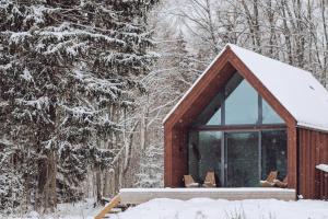 eine Hütte im Wald im Schnee in der Unterkunft Private cabin in the middle of nature 