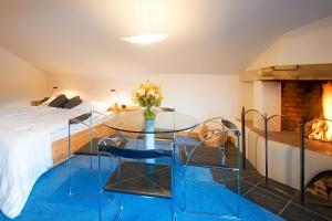席爾瓦普拉納的住宿－阿爾巴納斯爾瓦普拉那酒店，一间卧室配有一张床和一张花卉玻璃桌