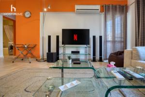 TV a/nebo společenská místnost v ubytování Host Prime Apartment In Rehab City 2