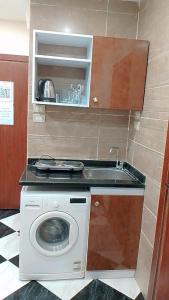 Η κουζίνα ή μικρή κουζίνα στο زافيرو التجمع الاول للعائلات فقط families only- ممنوع لسكان القاهره