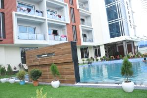 Bazén v ubytování Sea Resort !! 500 Metre Dheusagar Park !! New Digha !! Pet Friendly !! nebo v jeho okolí