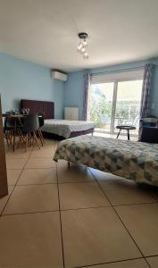 埃雷特里亞的住宿－Eretria Apartments FM14，客房设有两张床、一张桌子和一扇窗户。