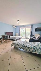 1 dormitorio con 1 cama, mesa y sillas en Eretria Apartments FM14, en Eretria
