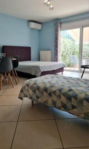 1 dormitorio con 2 camas, mesa y sillas en Eretria Apartments FM14, en Eretria