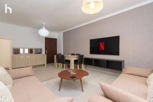 TV a/nebo společenská místnost v ubytování Host Prime Apartment In Rehab City 2