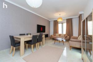 TV a/nebo společenská místnost v ubytování Host Prime Apartment In Rehab City 2