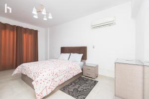 Postel nebo postele na pokoji v ubytování Host Prime Apartment In Rehab City 2
