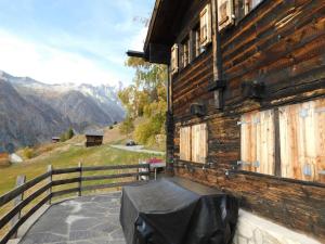 ベルヴァルトにあるChalet Schneeflöckliの横にベンチのある建物