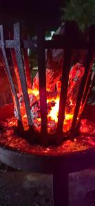 het sluiten van een vuur in een kachel bij Nandoni Crystal in Thohoyandou