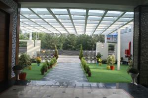Zahrada ubytování Sea Resort !! 500 Metre Dheusagar Park !! New Digha !! Pet Friendly !!